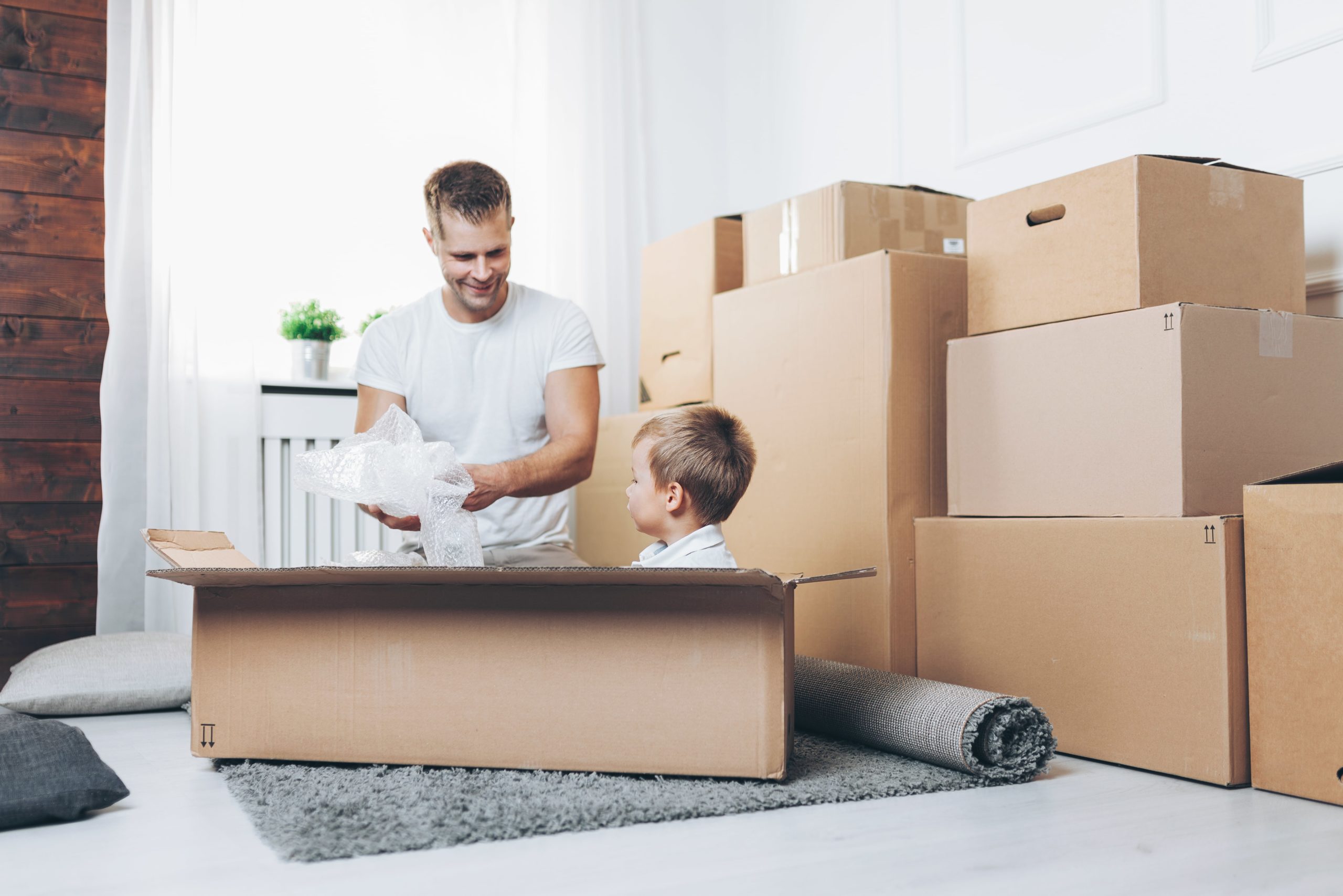 Сын переезжает в другой город. Комната с коробками для монтажа. Tips for moving. Moving. Umzug.