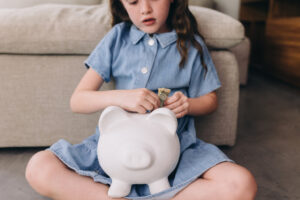 Lee más sobre el artículo UNA EDUCACIÓN FINANCIERA A EDADES TEMPRANAS ES EL MEJOR GARANTE DE UNA FUTURA ESTABILIDAD ECONÓMICA