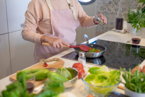Lee más sobre el artículo Trucos para cocinas rico y variado este verano sin recalentar tu hogar